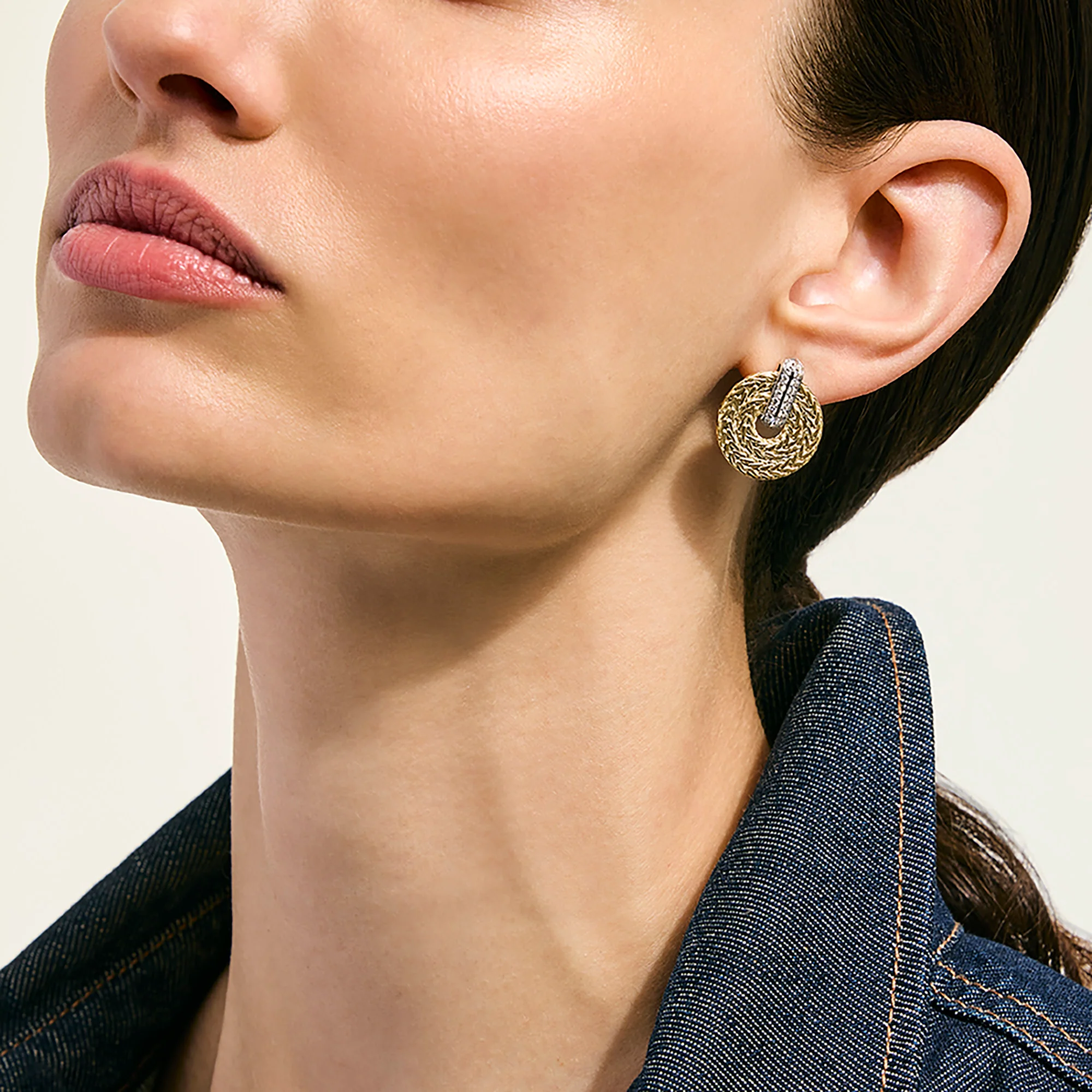Icon Link Earrings, Gold, Diamonds, 22MM|EGGX989912DI - Image 4